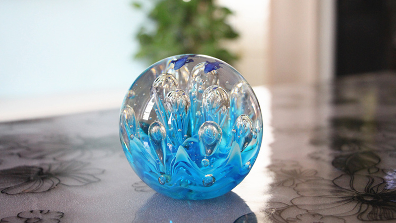 What are the characteristics of glass handicrafts